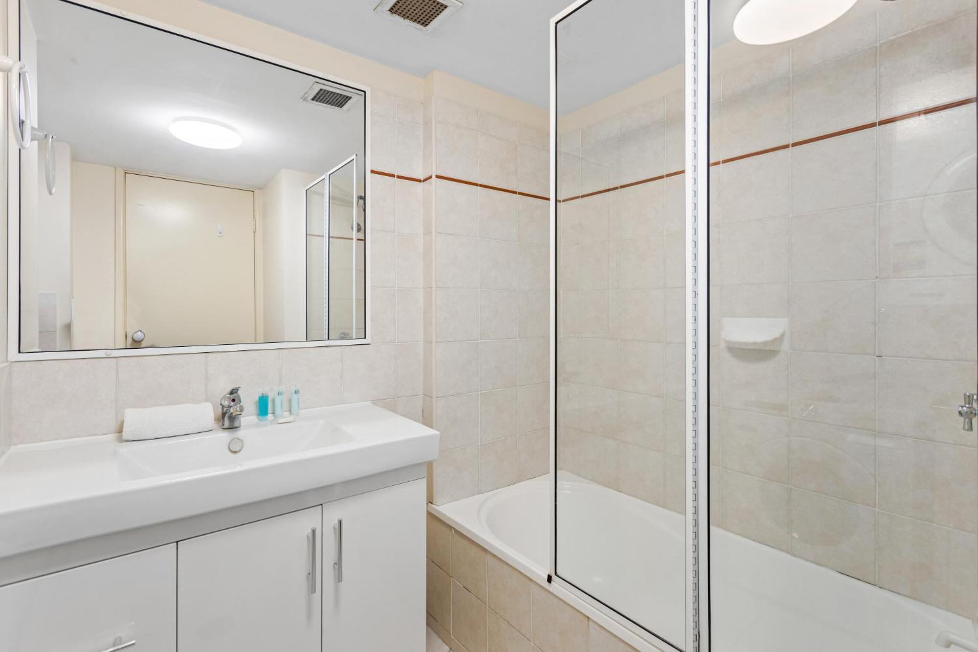 Albion Convenient Hideaway With Parking & Balcony Apartment