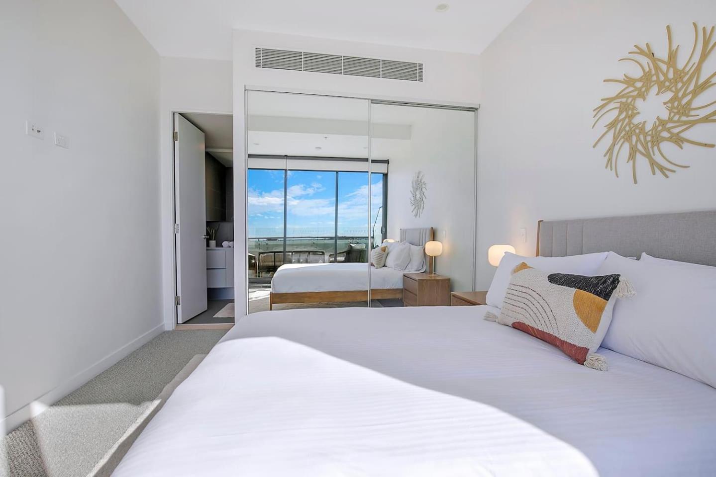 Of Spring Hill - Balcony Bliss And Poolside Escape Apartment