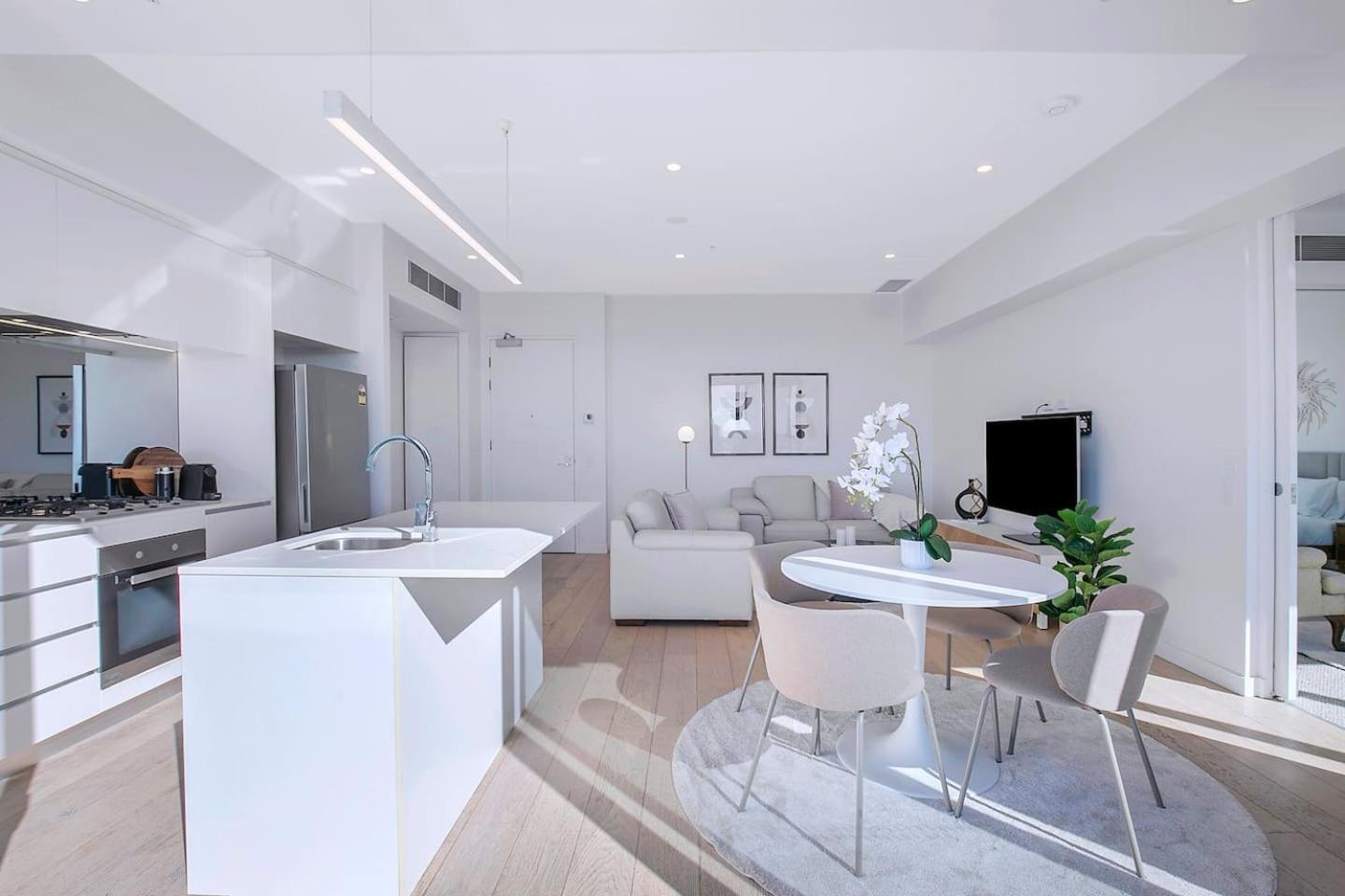 Of Spring Hill - Balcony Bliss And Poolside Escape Brisbane