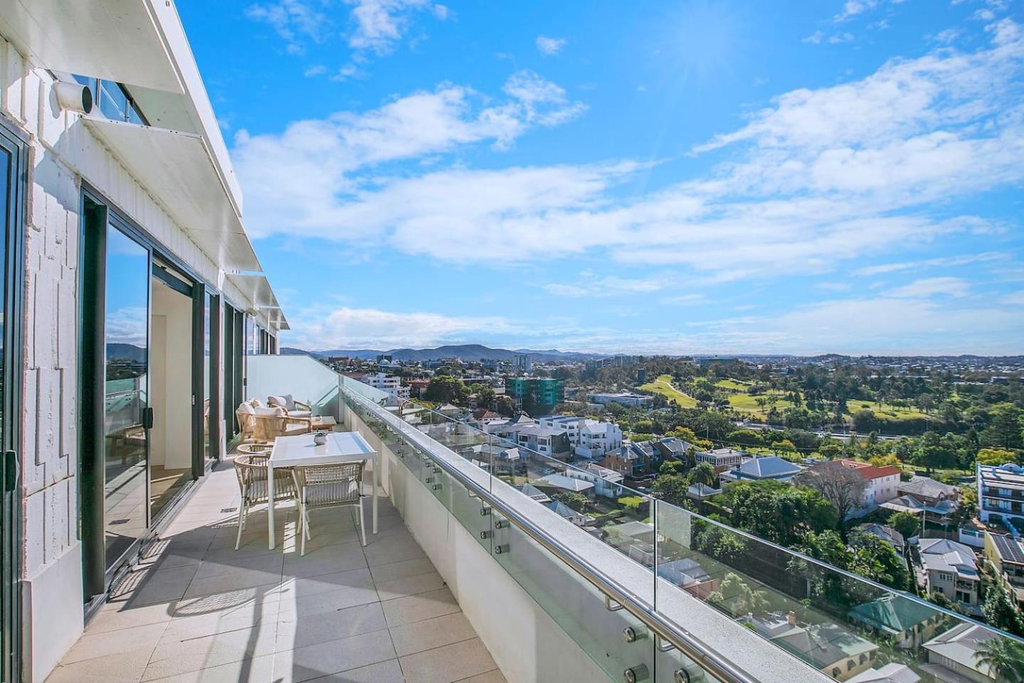 Of Spring Hill - Balcony Bliss And Poolside Escape Brisbane