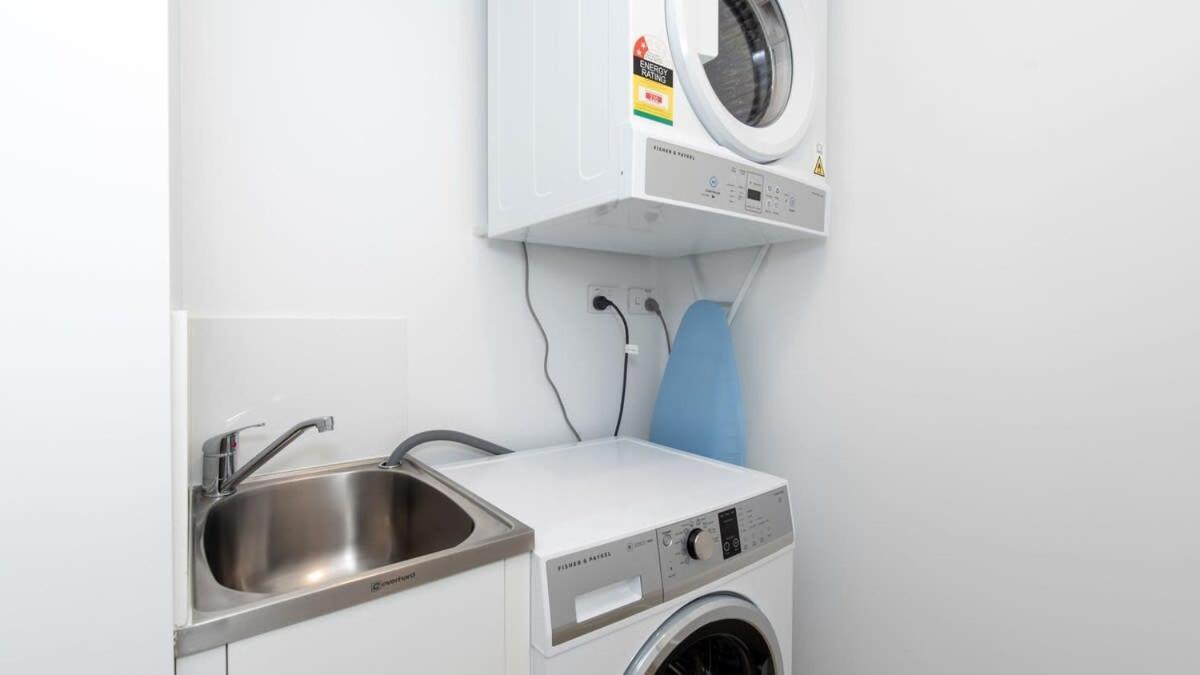 Apartment Living 2br With Pool Gym & Parking *