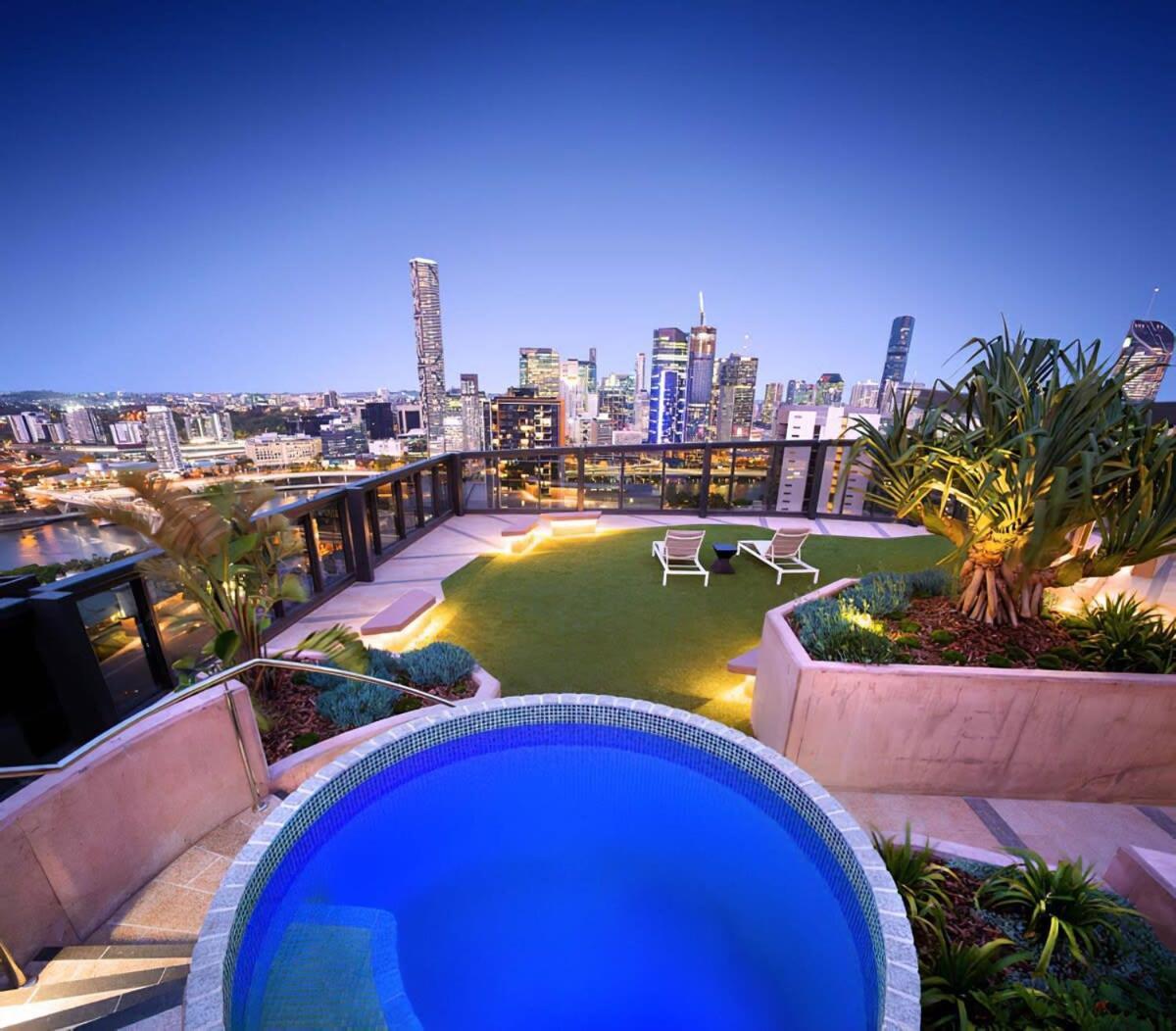 Living 2br With Pool Gym & Parking Brisbane