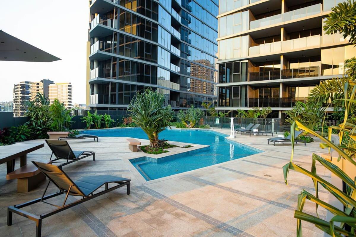 Living 2br With Pool Gym & Parking Apartment *
