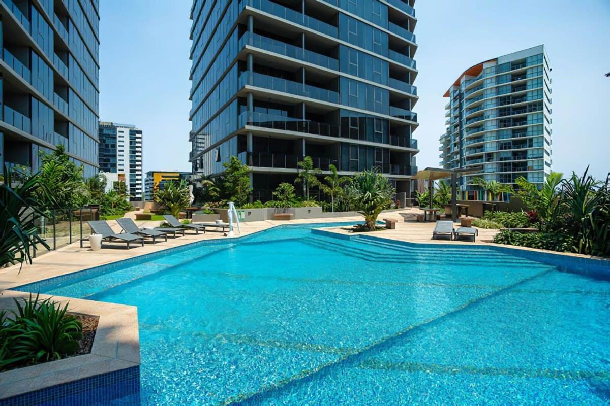 Apartment Living 2br With Pool Gym & Parking *