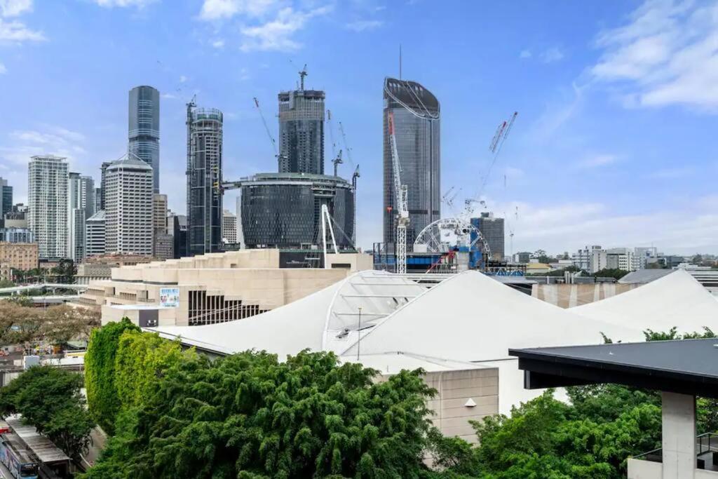 Elegant Urban Hideaway - Private Luxury Residential Apartment, Walk To South Bank & Free Carpark Apartment