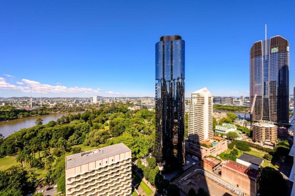 Urban Cbd Elegance With River&botanic Garden Views