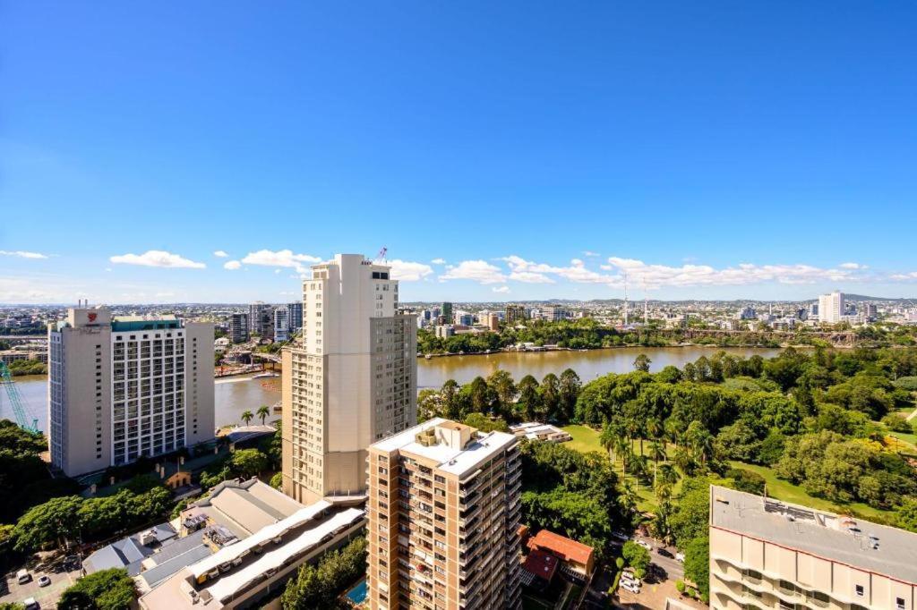 Urban Cbd Elegance With River&botanic Garden Views
