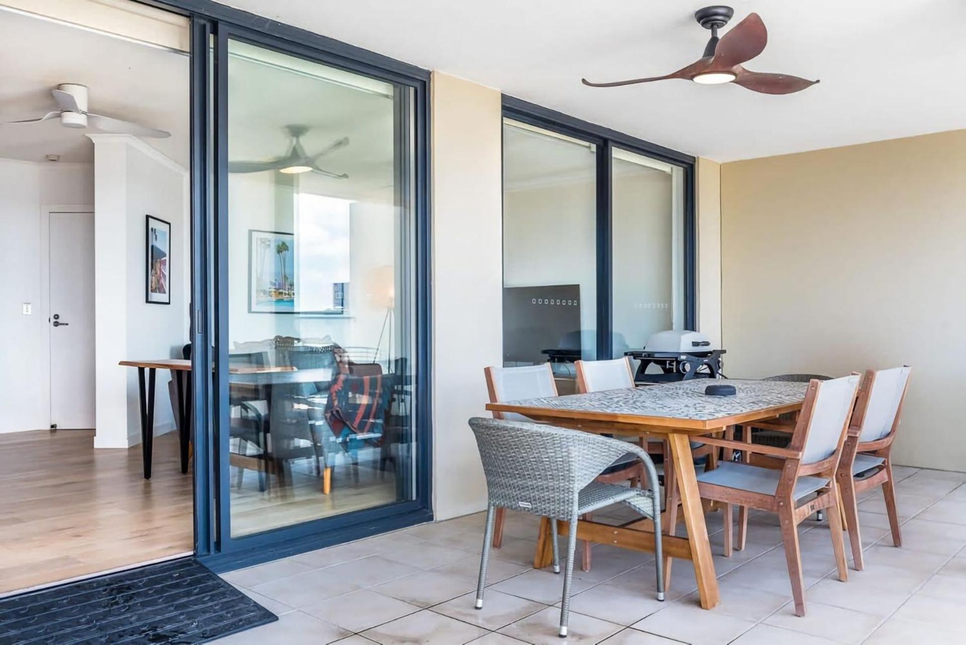 Apartment Stylish Retreat With Pool Parking