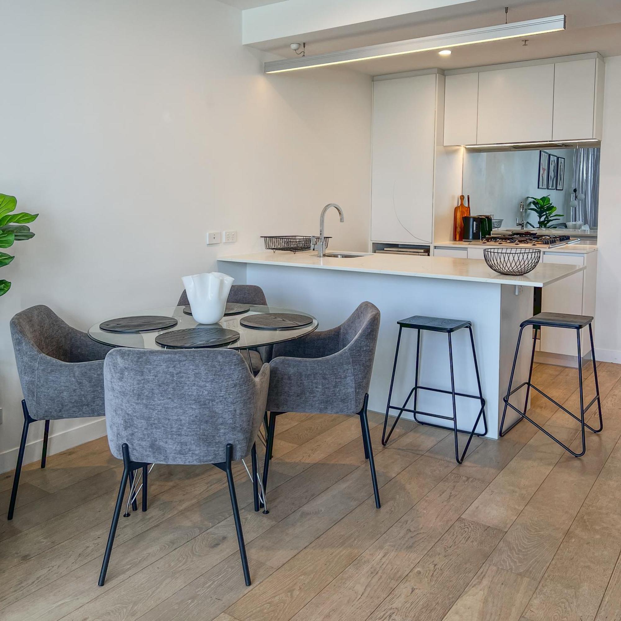 Spacious 2bed 2bath With Views Apartment *