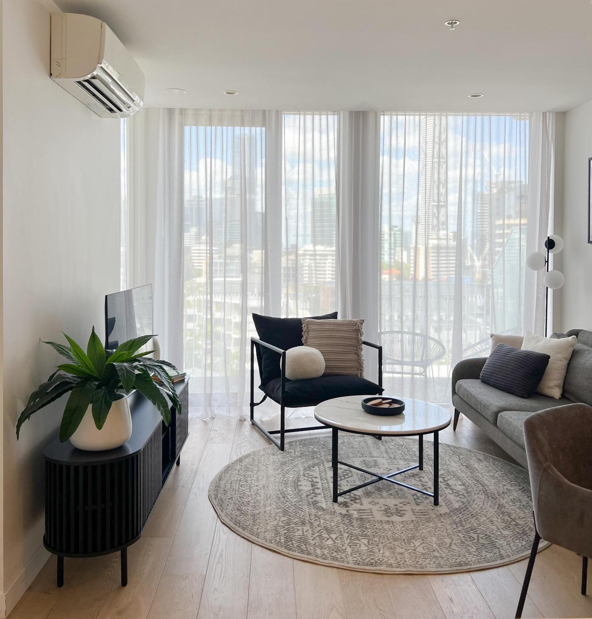 Spacious 2bed 2bath With Views Apartment *