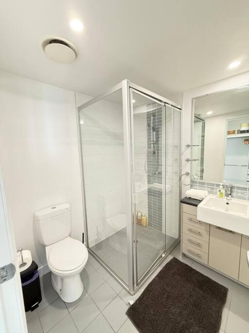Spacious Newly Renovated 3-bedroom Opposite Westfield Chermside Apartment Brisbane