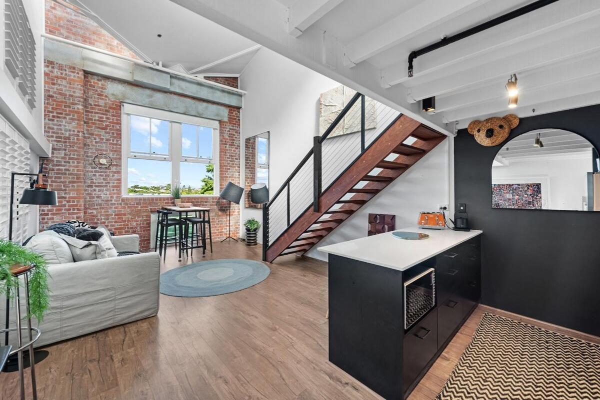 Apartment Luxury Water Views - 2bed-2bath-1car-pool *