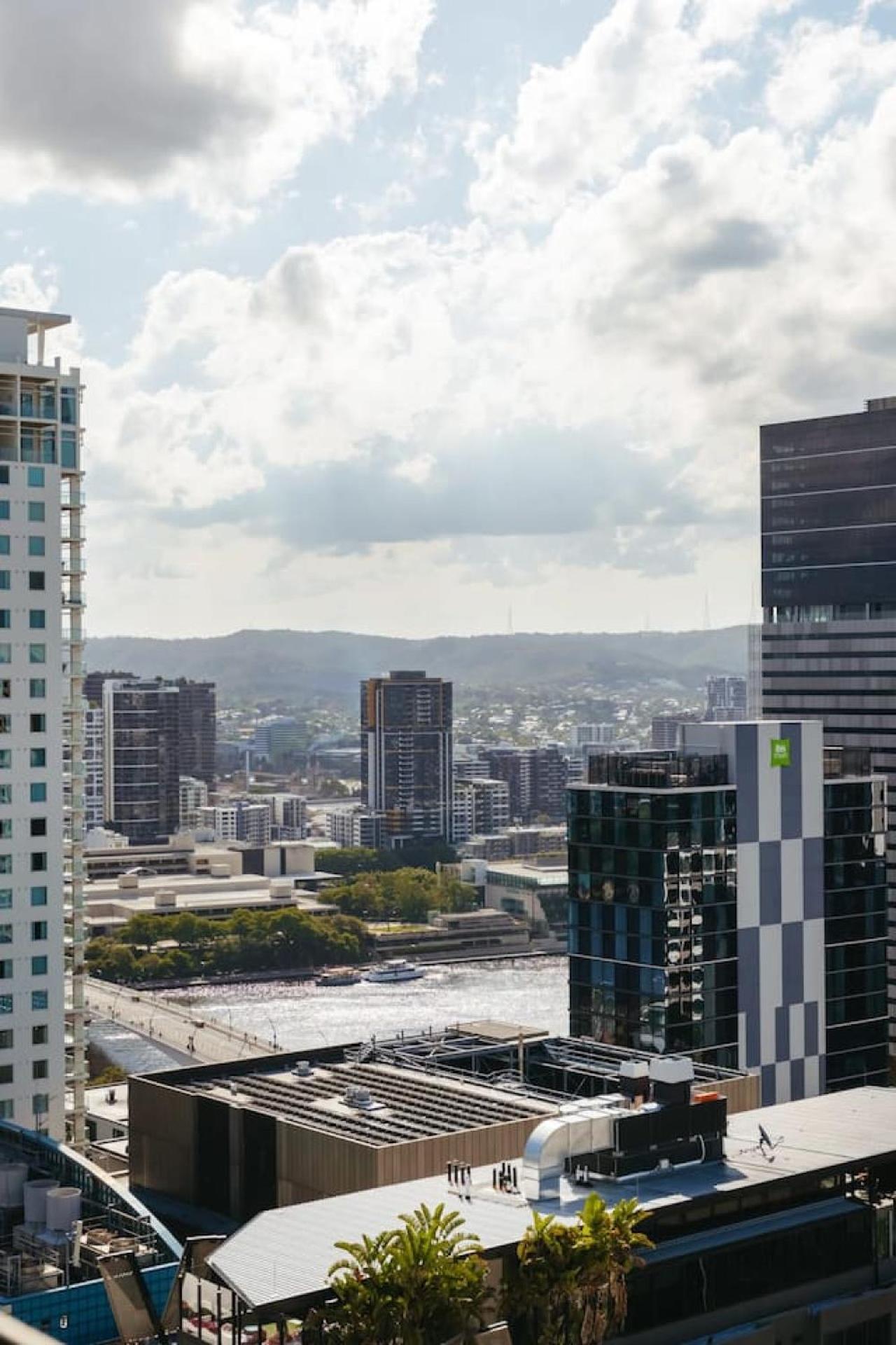 Great Value Cbd 2 Beds Free Carpark Pool And Gym Brisbane