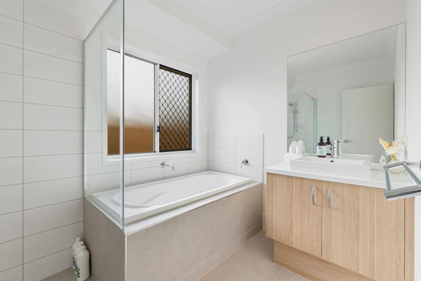 Brand New Modern 5br House Ducted Ac Near Mall Holiday home Brisbane
