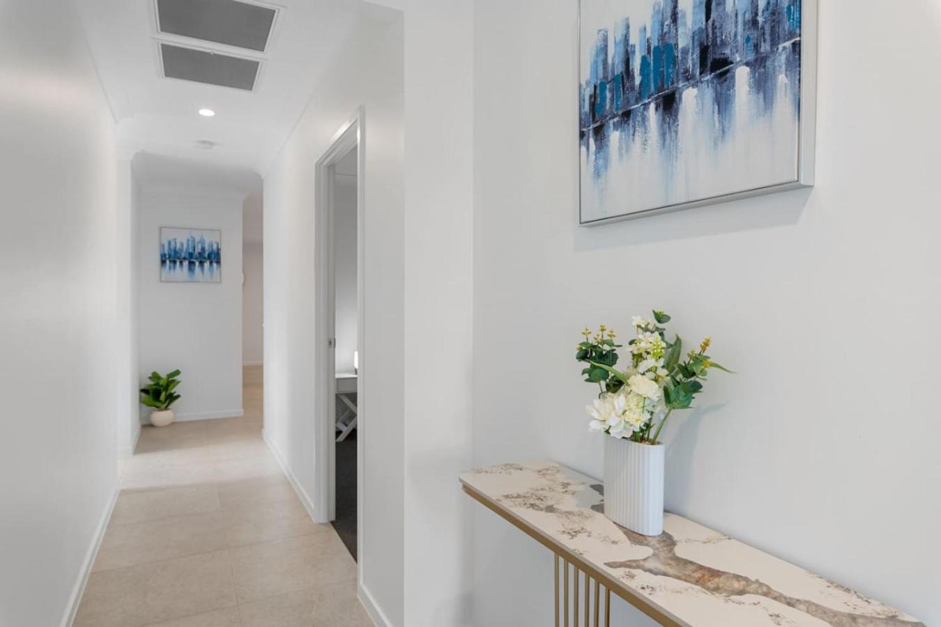 Brand New Modern 5br House Ducted Ac Near Mall Holiday home Brisbane