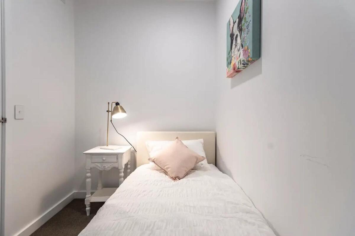 2br, 1ba With Balcony,pool,gym,sauna & Parking - 31804