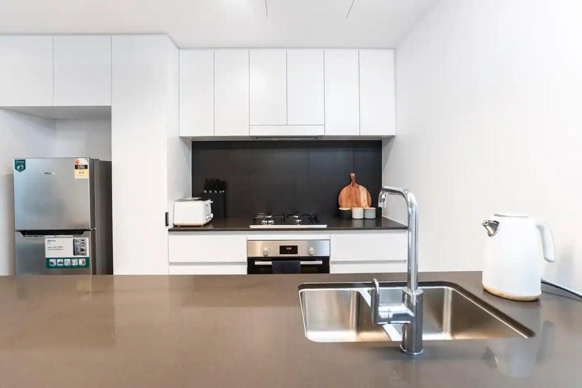 2br, 1ba With Balcony,pool,gym,sauna & Parking - 31804 *