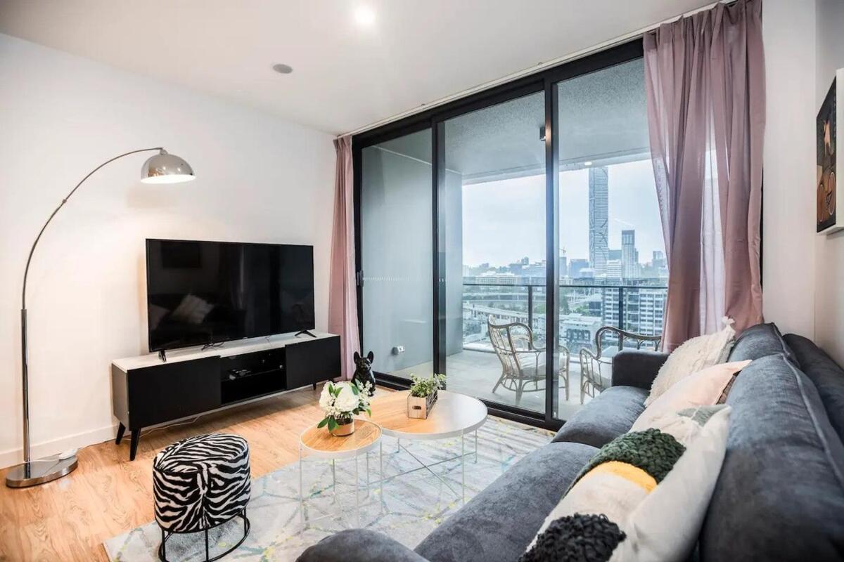 2br, 1ba With Balcony,pool,gym,sauna & Parking - 31804 Brisbane
