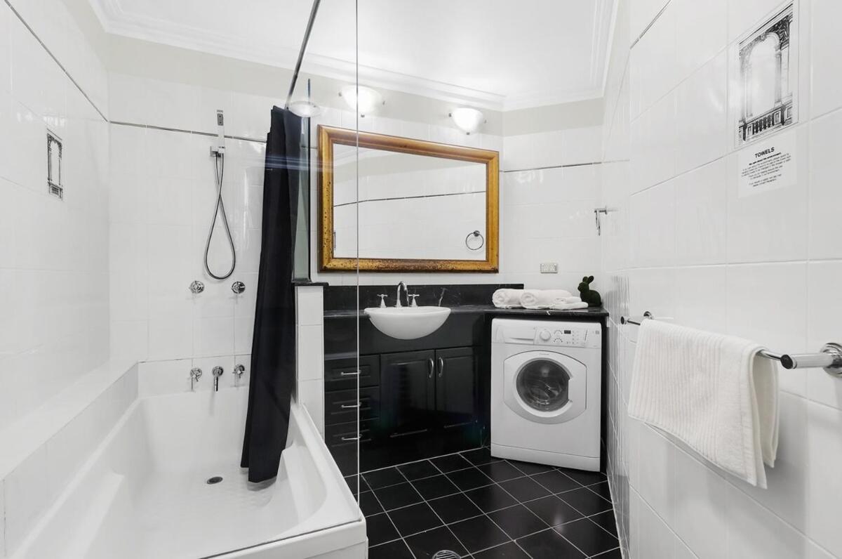Stylish 1br With Views - 4008