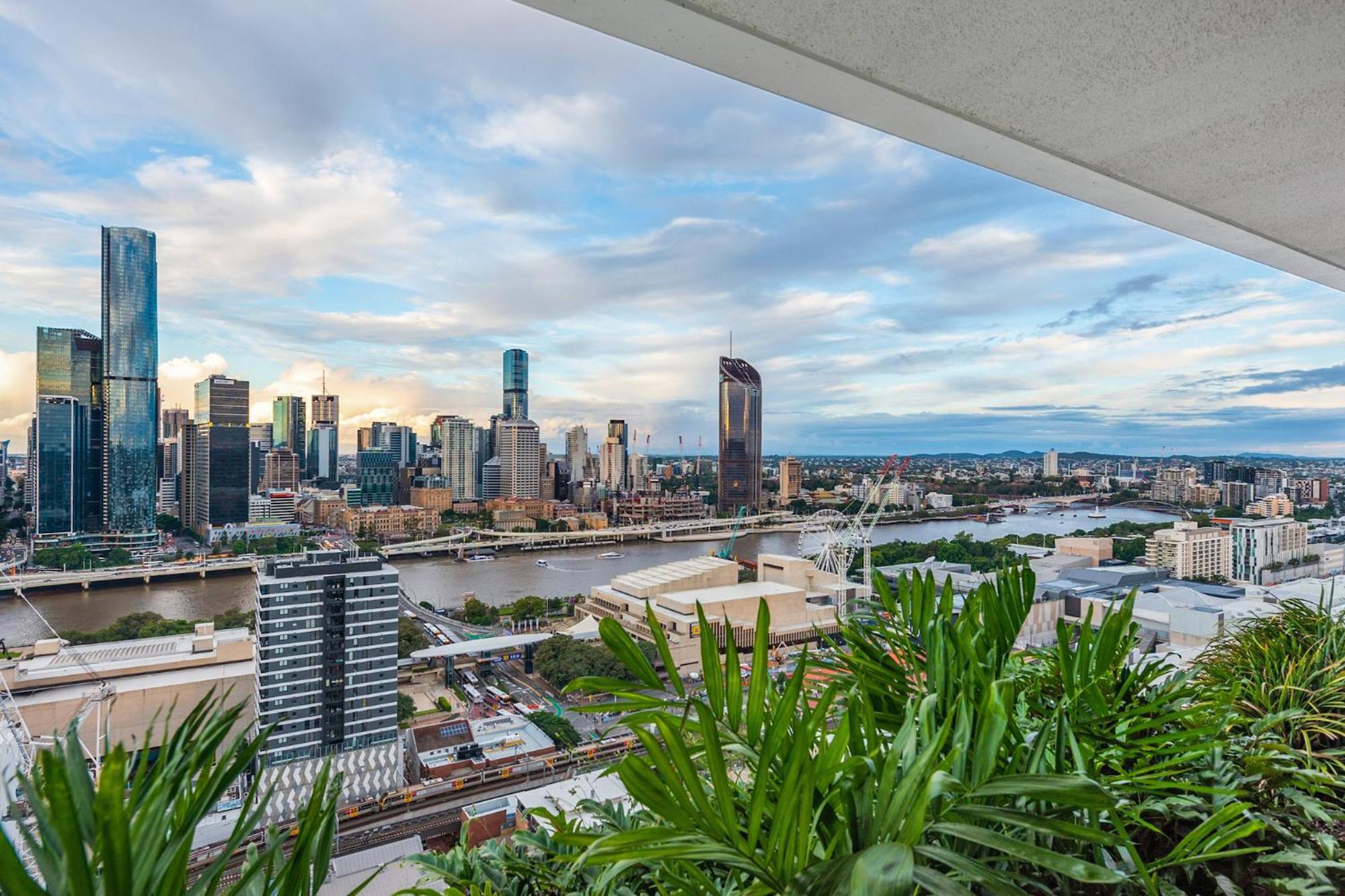 Million Dollar Views With King Bed, Pool, Gym, Wifi * Brisbane
