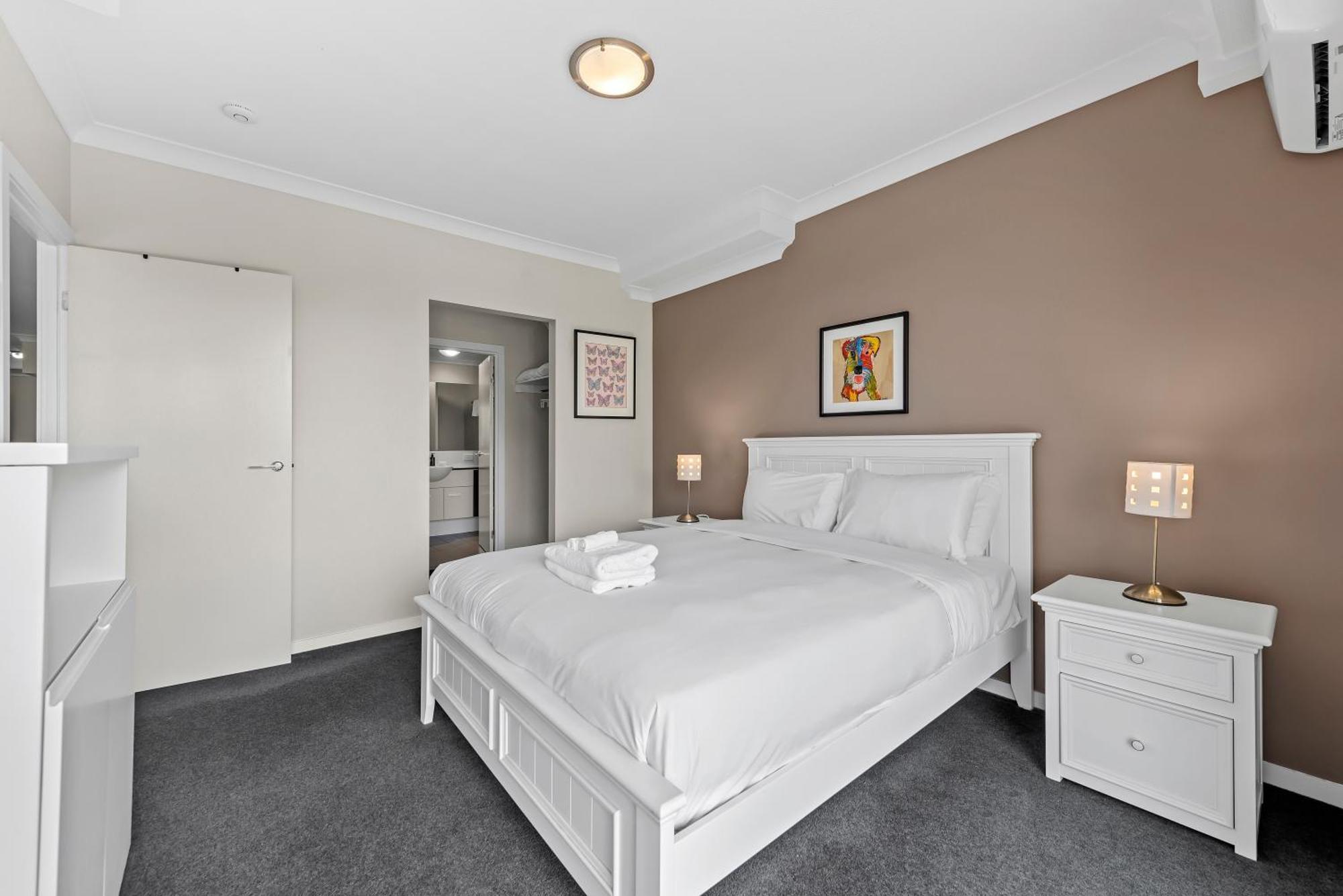 Spacious 2br Close To Uq, Shops With 2parking & Pool Apartment