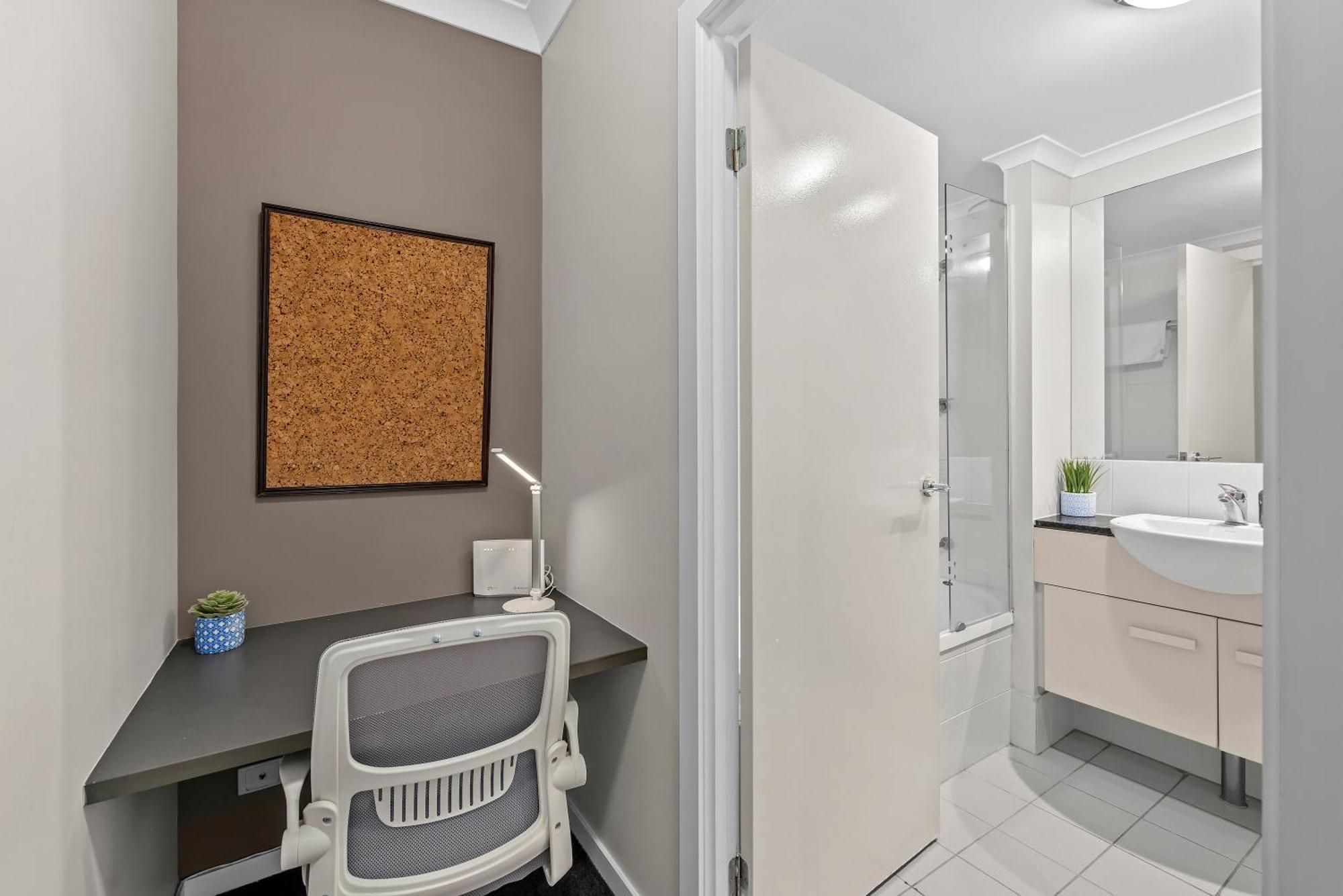 Spacious 2br Close To Uq, Shops With 2parking & Pool Apartment *