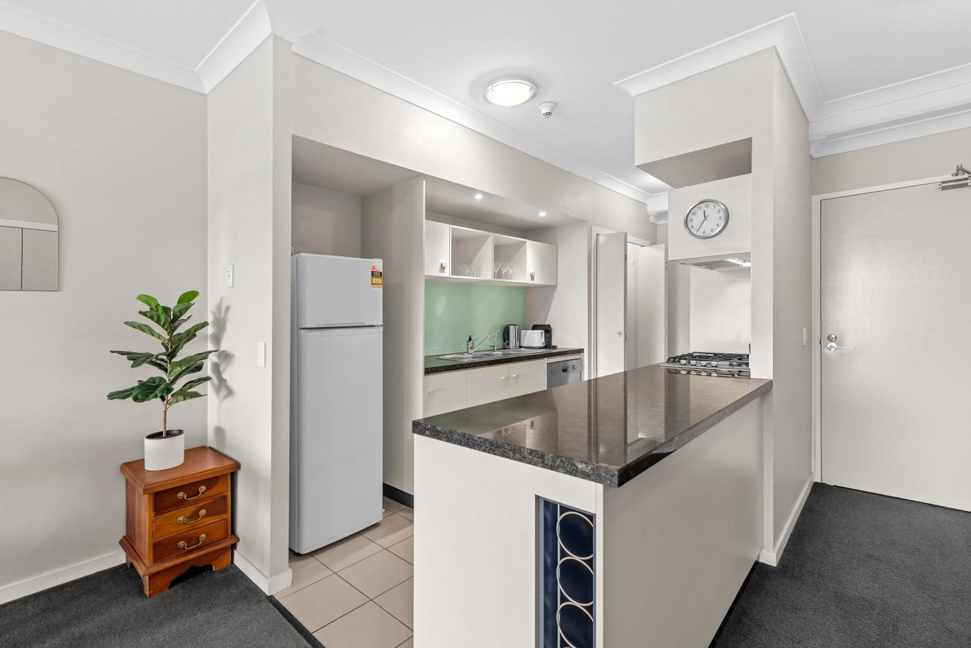 Spacious 2br Close To Uq, Shops With 2parking & Pool Apartment Brisbane