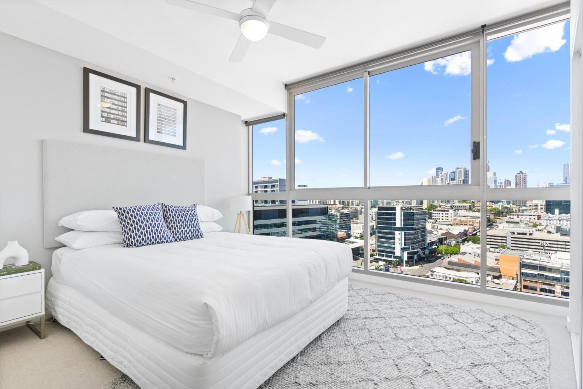 Elegant 2-bed With Rooftop Dining & Fabulous Views
