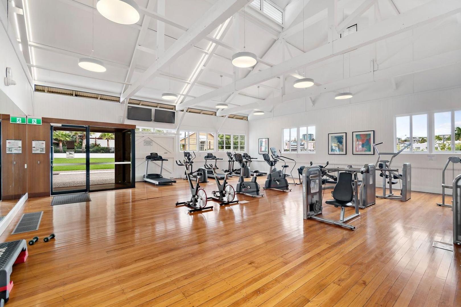 Close To Hospital With Pool And Car Park! * Brisbane