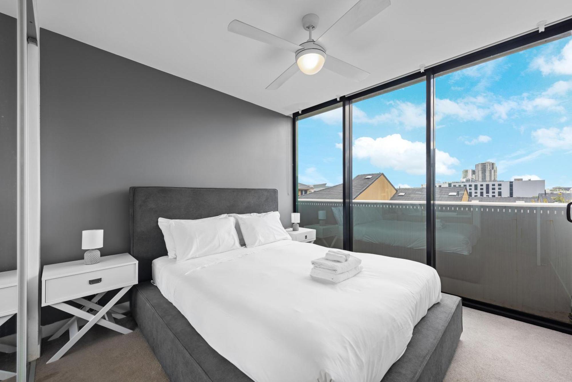 Apartment Close To Hospital With Pool And Car Park!