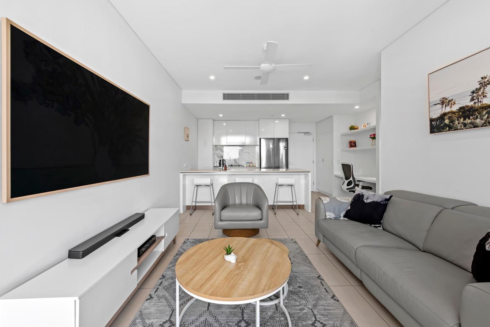 Stunning 1b In South Bank With River & Mountain View Apartment