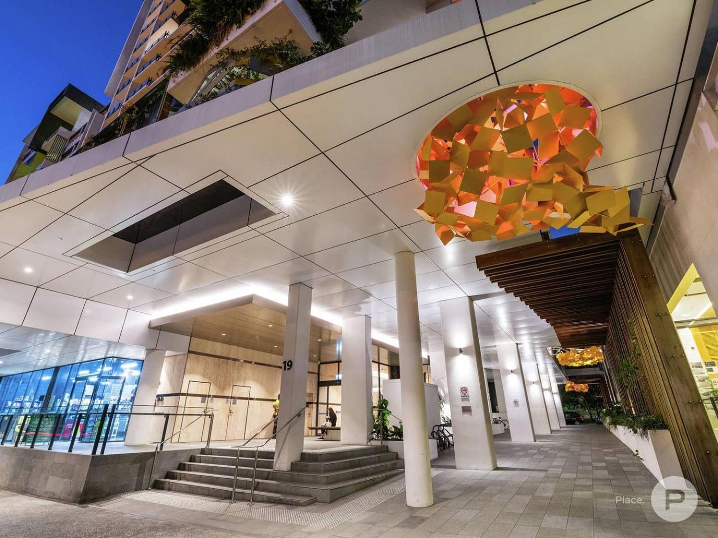 Stunning 1b In South Bank With River & Mountain View