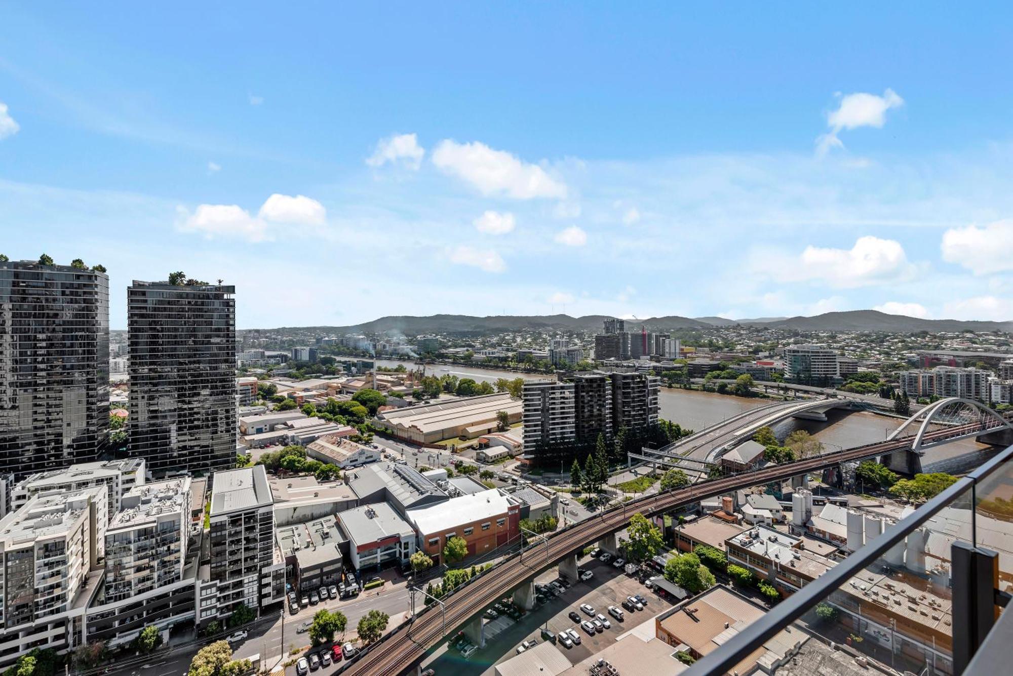 Stunning 1b In South Bank With River & Mountain View Apartment Brisbane