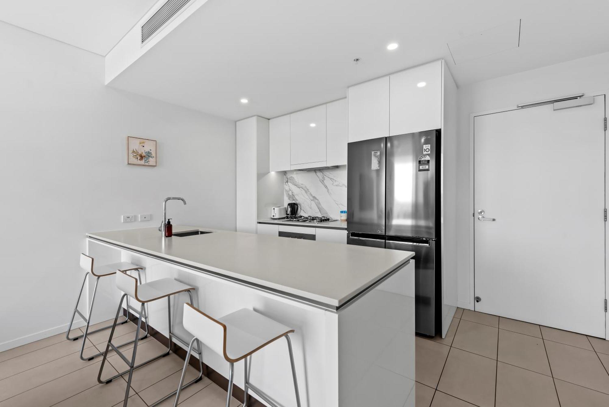 Stunning 1b In South Bank With River & Mountain View *
