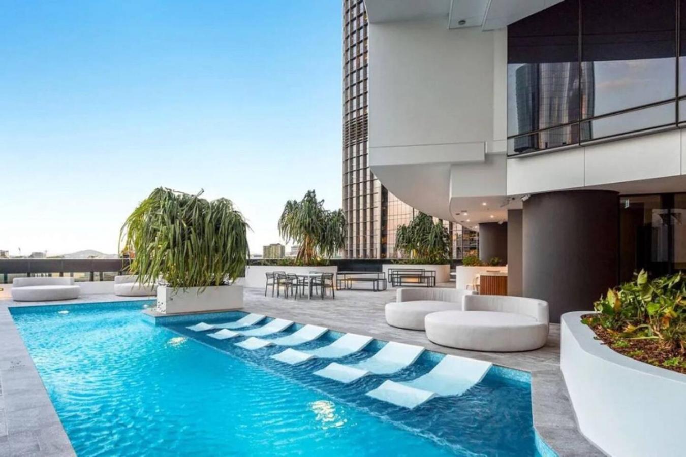 Luxurious 2 Bed With Pool, Sauna And Gym *