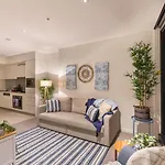 Hamptons Retreat On Level 77 Skytower