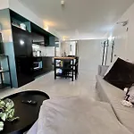 Cityscape Serenity Apt With Parking