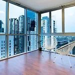 Spacious 3 Bed City Apt With Car Park, Pool & Gym