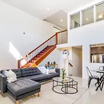 Luxurious 3Bdr Townhouse In Great Location