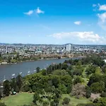 L19 Spacious Apt, Wi-Fi, Parking By Stylish Stays