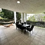 Modern Charm Apt With Outdoor Space And Parking