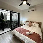 Modern Charm Apt With Outdoor Space And Parking