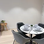 New Apartment Close To Westfield And Hospital