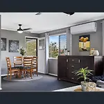 Cheerful Upstairs 3 Bedroom Home W Free Parking