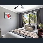 Cheerful Upstairs 3 Bedroom Home W Free Parking