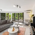 Spacious 2 Bed 2 Bath Apartment At South Brisbane