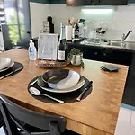 Stylish Apartment W/ Free Access To Park & Pool