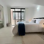 Stylish Apartment W/ Free Access To Park & Pool