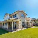 Spacious Newly Redecorated 5Bd Family Home