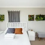 Spacious Newly Redecorated 5Bd Family Home